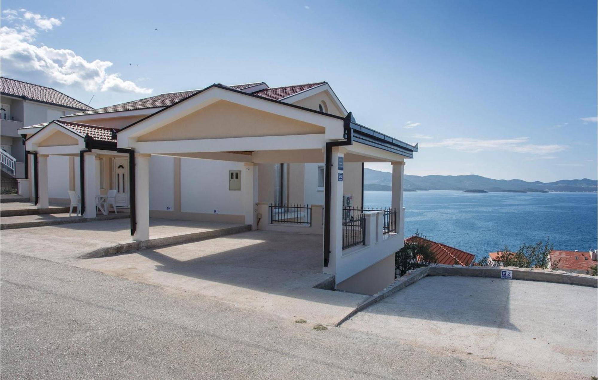 1 Bedroom Amazing Apartment In Komarna Klek Exterior photo